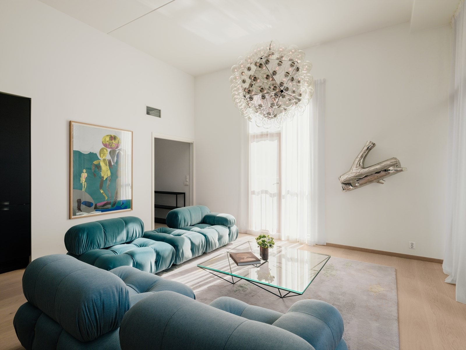 Boligen har en åpen og luftig stue-/kjøkkenløsning med en imponerende takhøyde på 3,66 meter. Galleribilde