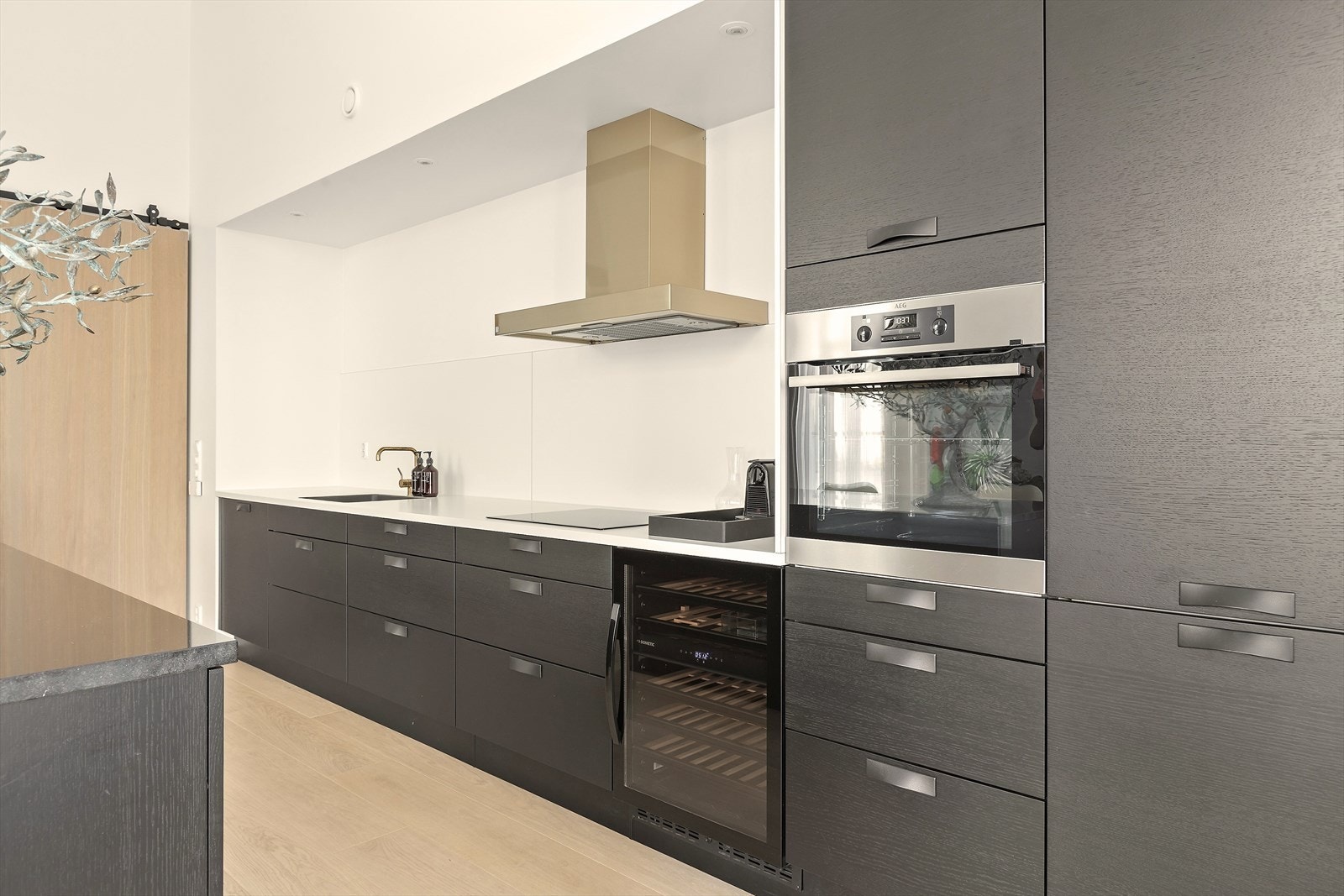 Laminat og granitt benkeplate. Integrerte hvitevarer som kjøl/frys, oppvaskmaskin, ovn, kjøkken, induksjonstopp og mekanisk avtrekk fra ventilator med integrert komfyrvakt sørger for et sømløst uttrykk. Galleribilde