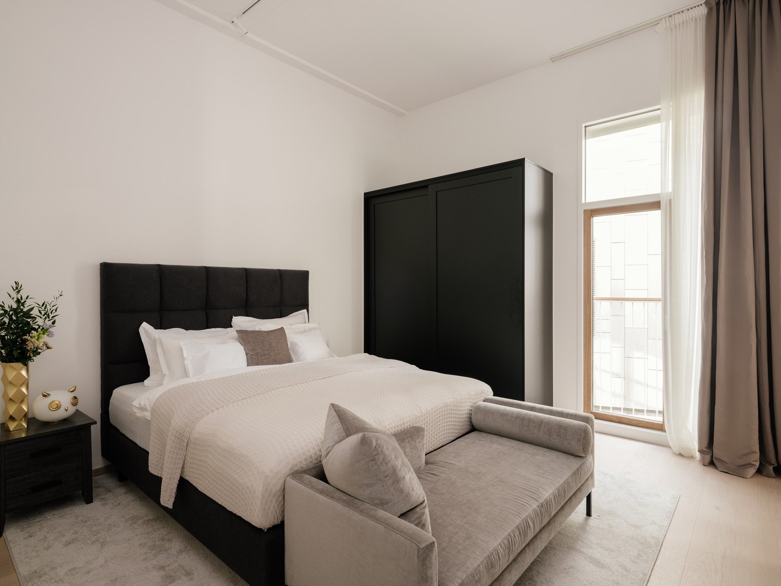 Master soverom har god plass til dobbeltseng, nattbord og garderobe. En egen mellomgang med potensial for hjemmekontor eller sminkebord leder videre til en praktisk innvendig bod - perfekt for ekstra oppbevaring. Galleribilde