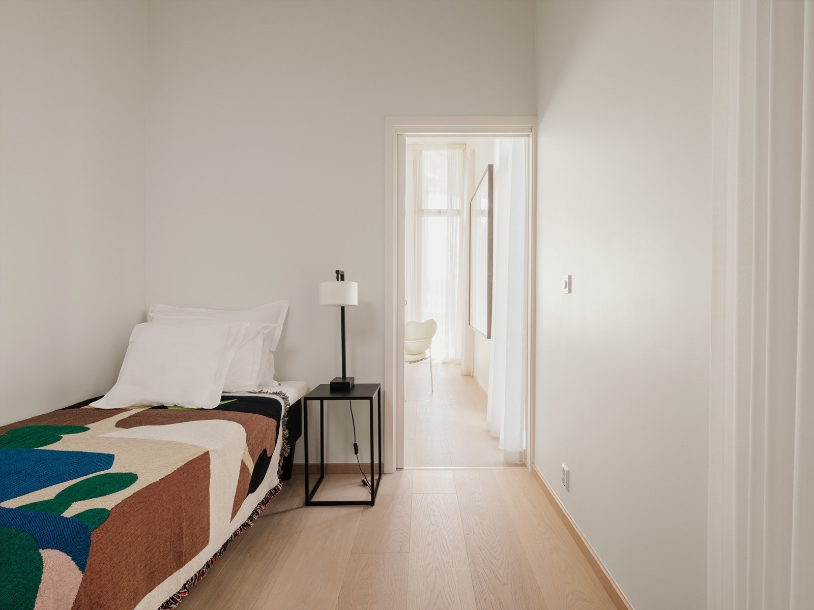 Soverom II er også romslig, med en skyvedørsgarderobe som dekker hele veggens bredde. Praktisk adkomst via skyvedør gir både funksjonalitet og et moderne uttrykk. Galleribilde