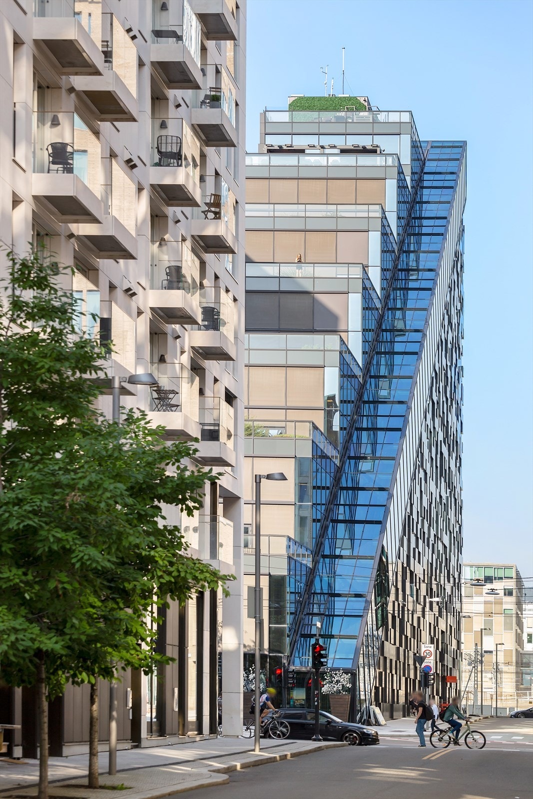 Bjørvika er et moderne og levende nabolag med en stadig rikere miks av kaféer, restauranter, dagligvarebutikker og servicefunksjoner. Galleribilde
