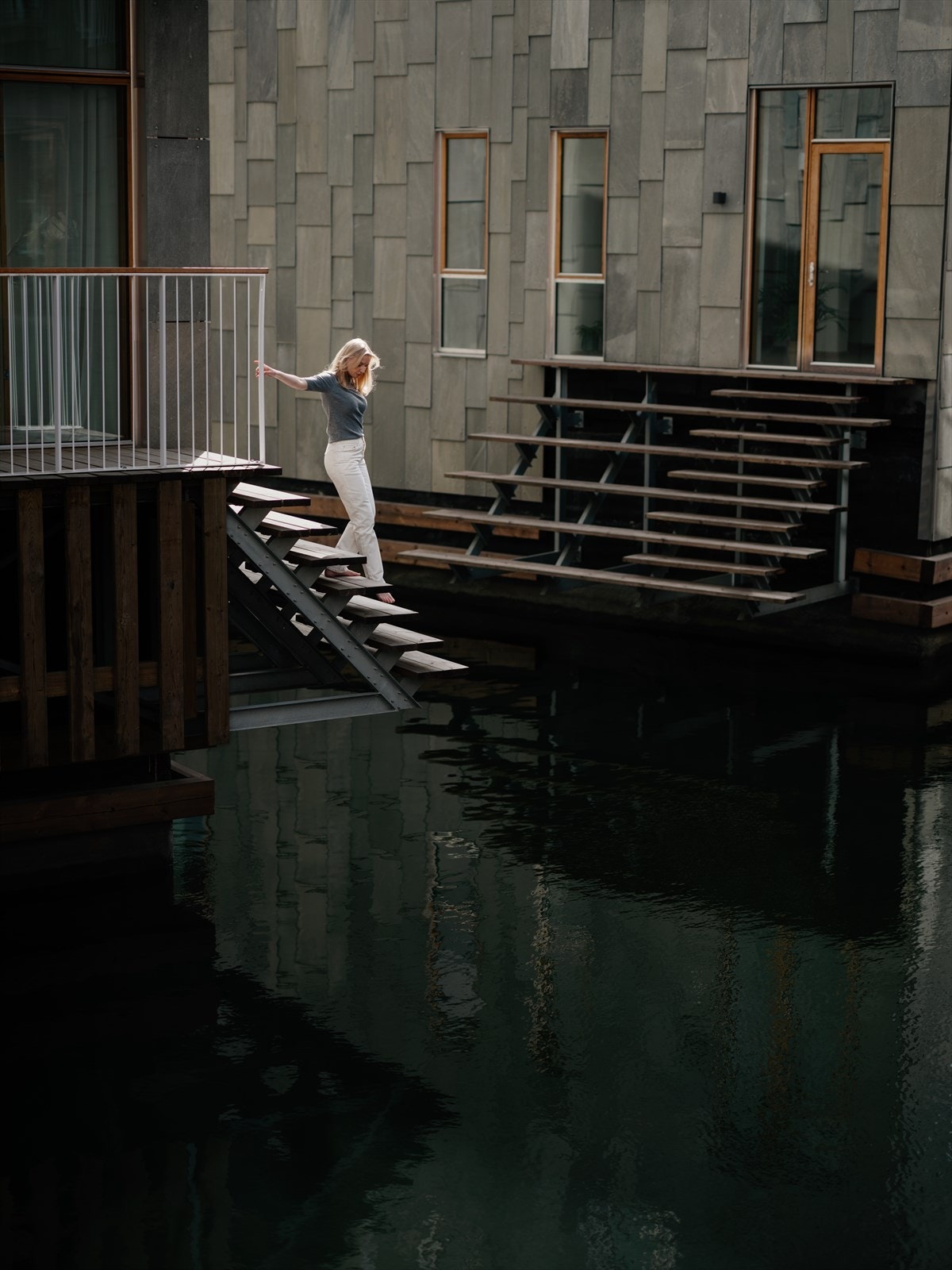 Her bor du med vannet rundt deg, helt uten gangareal utenfor, og kan ankomme med kajakk eller båt direkte til boligen. Galleribilde