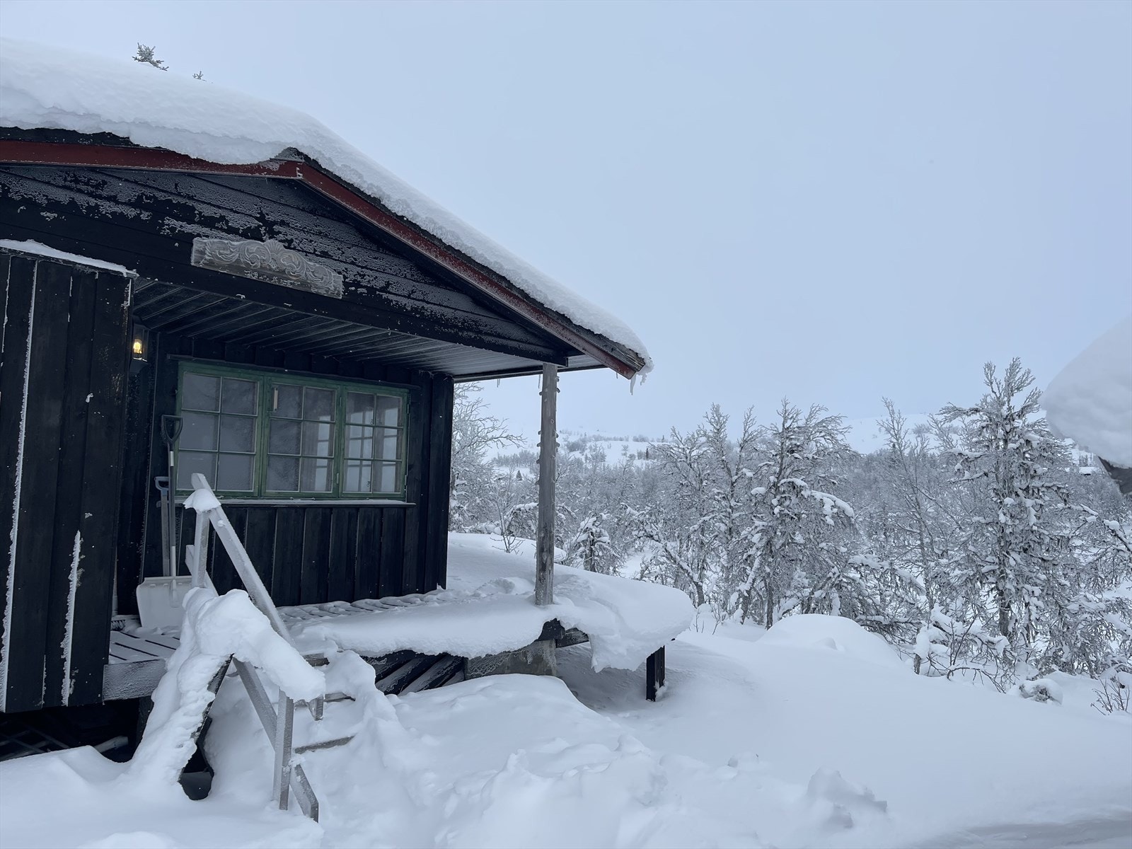 Omgitt av vakker natur og utallige turmuligheter finner du Vardevegen 7, en fint beliggende eiendom med romslig eiertomt. Galleribilde