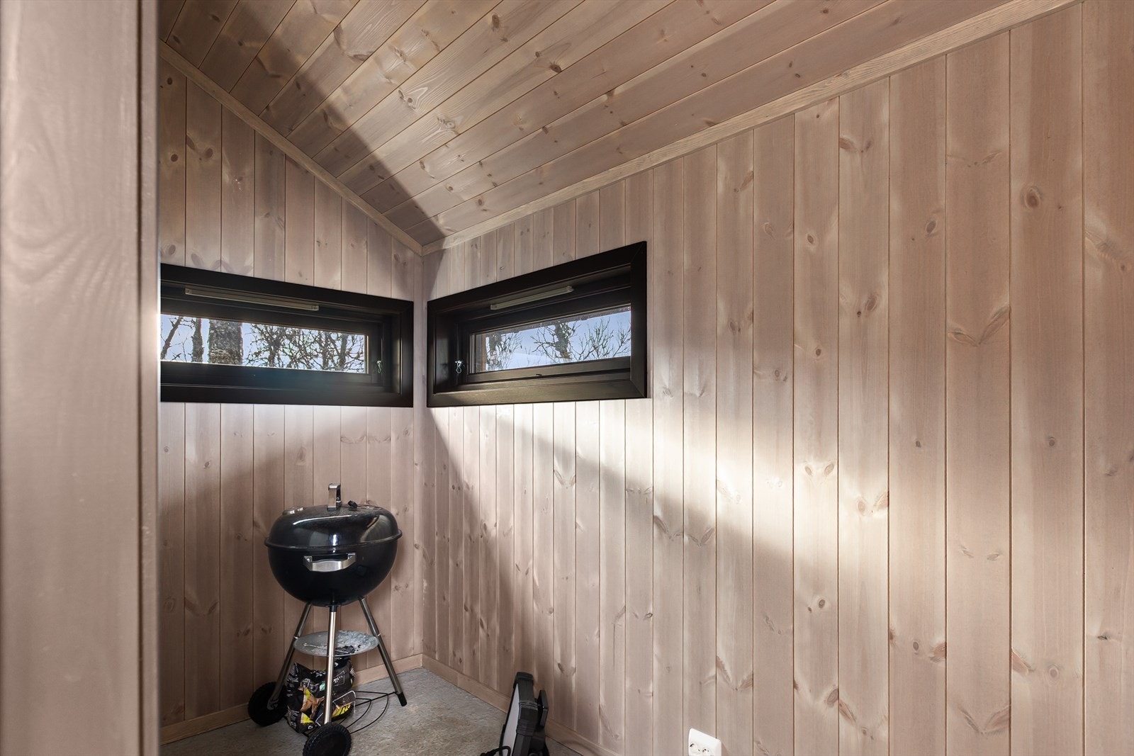 Uthusets andre rom er en lys og romslig bod/hobbyrom eller smørebod - her er mulighetene mange. Uthuset har innlagt strøm for belysning og oppvarming. Det er også montert utvendig kontakt og belysning på yttervegg. Galleribilde