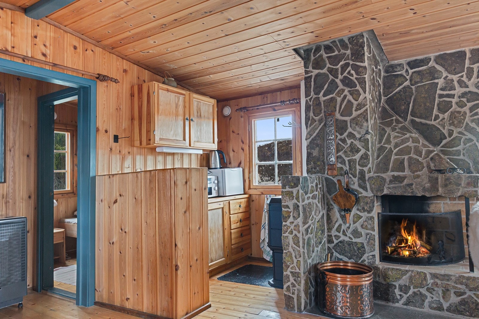 Kjøkkenet har enkel, plassbygd innredning med over- og underskap, samt heltre benkeplate. Galleribilde