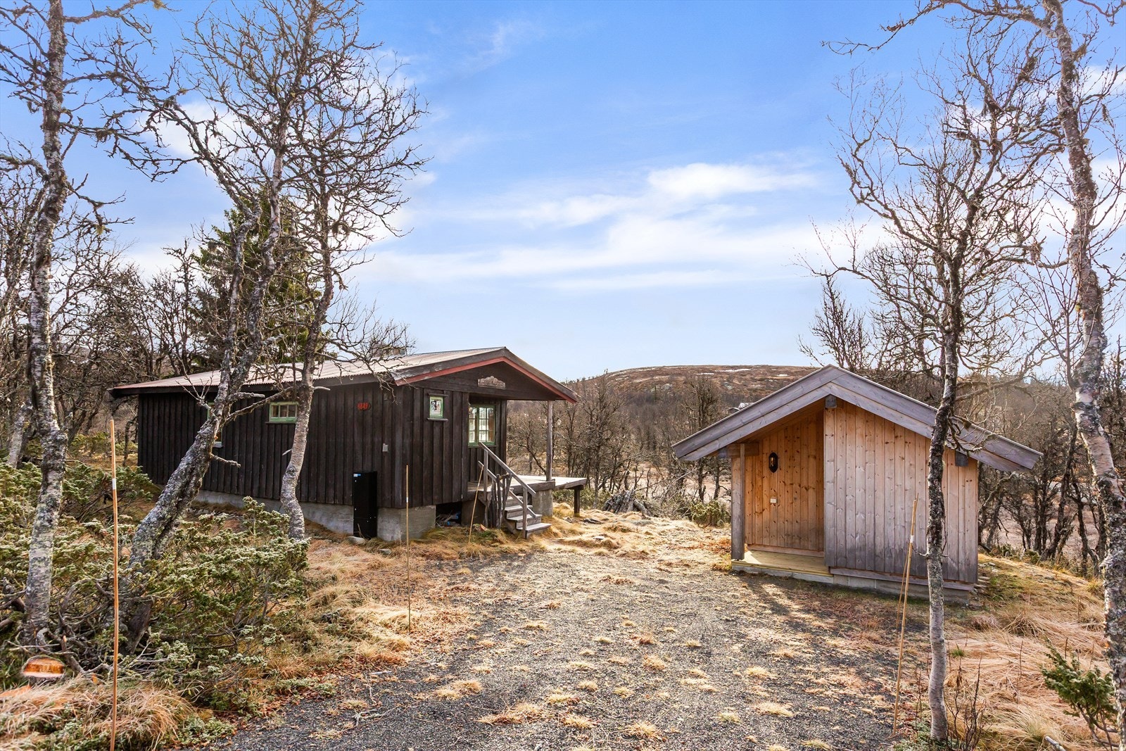 Hytta har overbygd inngangsparti og åpen terrasse, begge med plass litt utemøbler. Den fikk innlagt strøm i 2019, men har behov for oppgraderinger og vedlikehold. Galleribilde