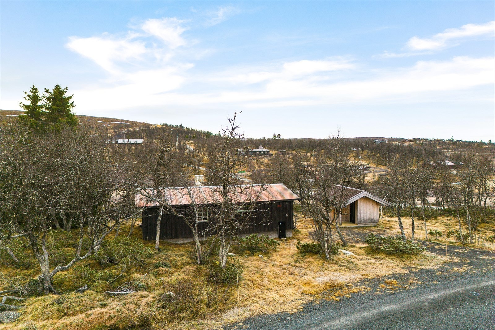 Eiendommen har også et enkelt uthus fra 1970 med vedskjul/utedo. Galleribilde