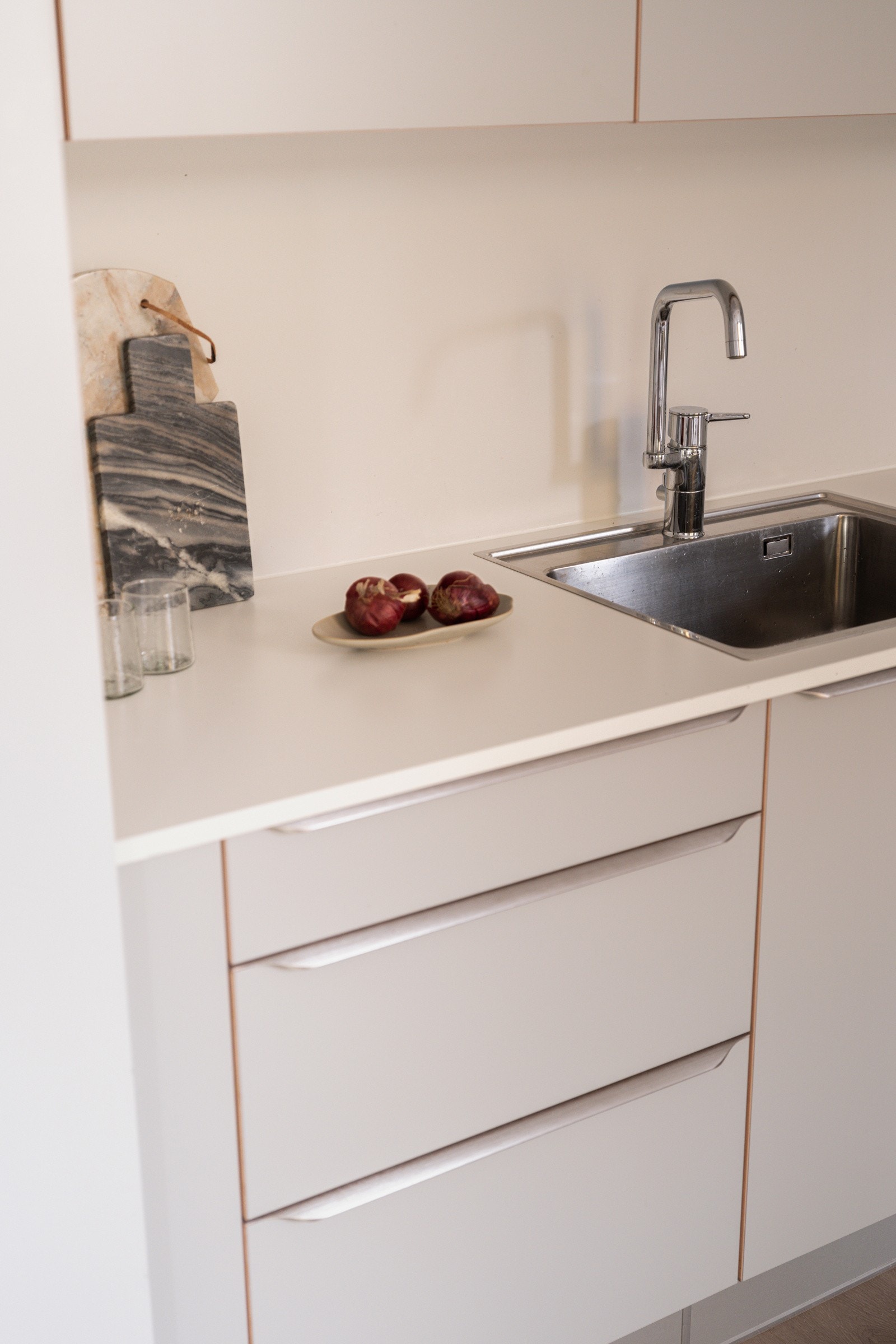 Innredningen har glatte fronter med soft-close og laminert benkeplate med nedfelt oppvaskkum. Galleribilde