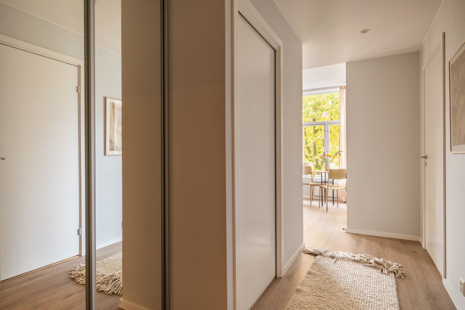 Entréen har downlights i himlingen og plassbygget skyvedørsgarderobe med speildører. Galleribilde