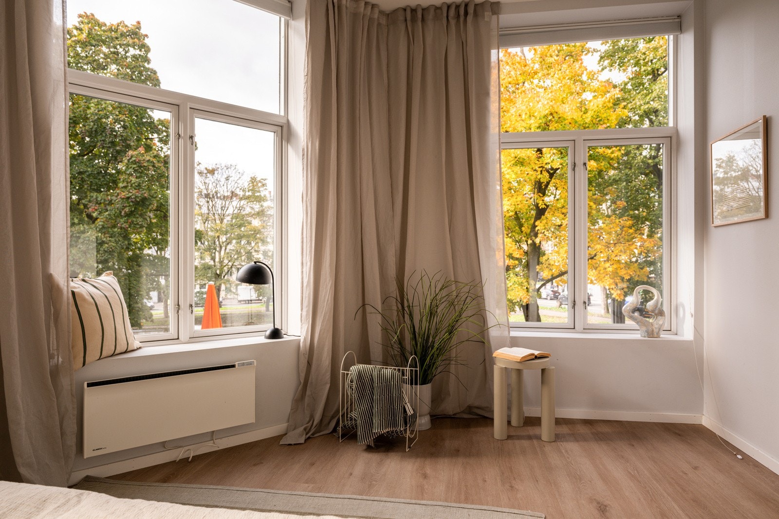 Alle vinduene i leiligheten var nye i 2017 og har fine brede vinduskarmer for planter og dekor. Galleribilde