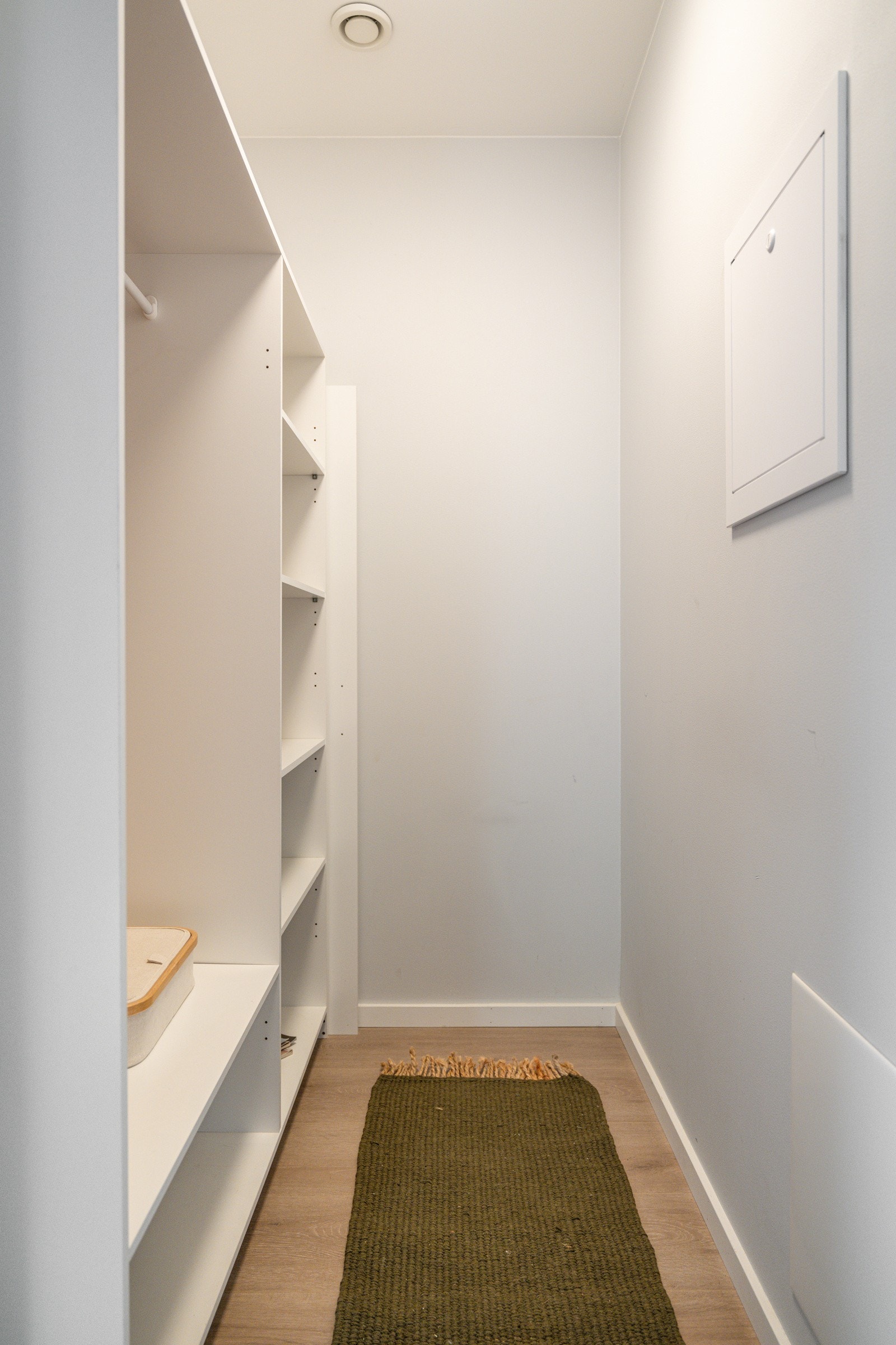 Praktisk innvendig bod med god oppbevaringsplass i åpen garderobeløsning. Galleribilde