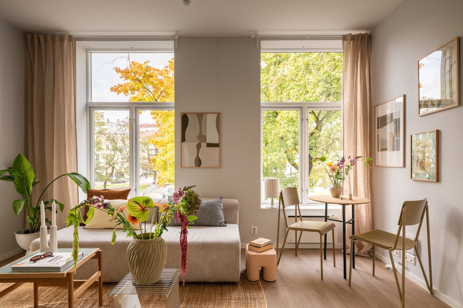 En lys og moderne 3-roms med tilhørende 1-roms hybeldel. Leiligheten ble bygget i 2019 og ligger på hjørnet i byggets 2. etasje med heisadkomst. Galleribilde