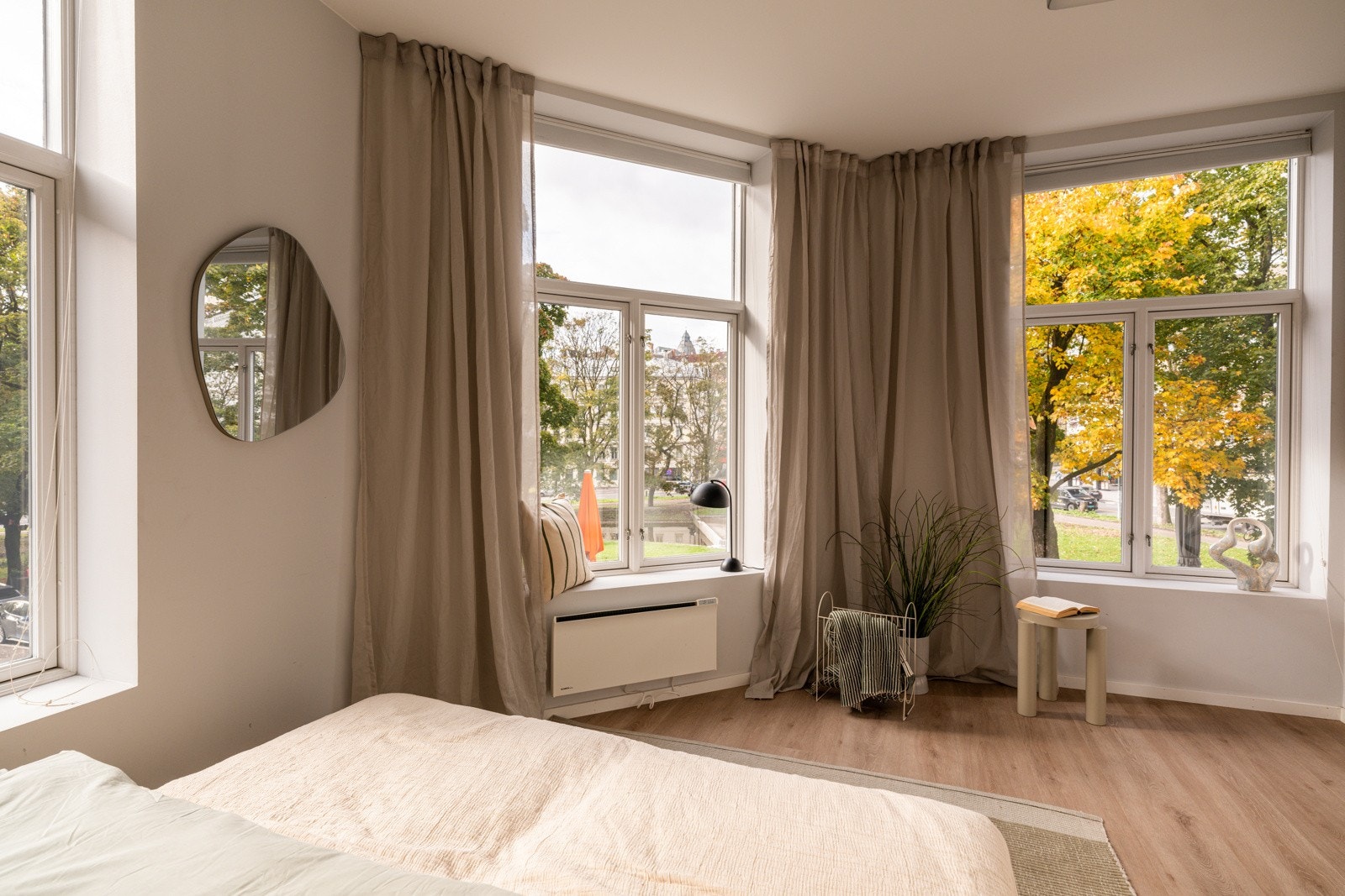 Soverommet har en fin beliggenhet på hjørnet med hele tre store klassiske vinduer. Galleribilde