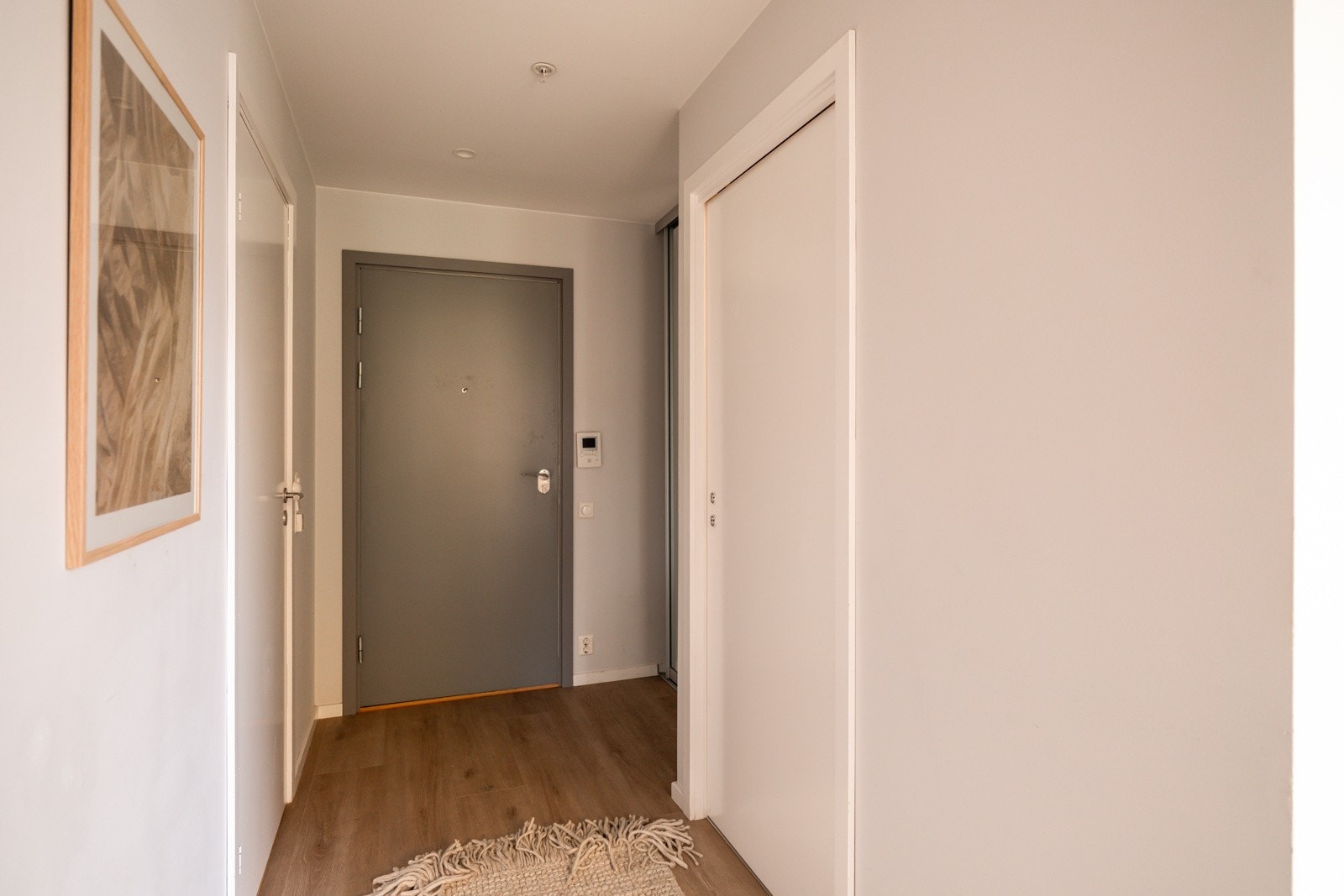 Montert porttelefon på vegg ved inngangsdøren. Fra denne entréen er det utgang til en felles entré på ca. 5m². Galleribilde