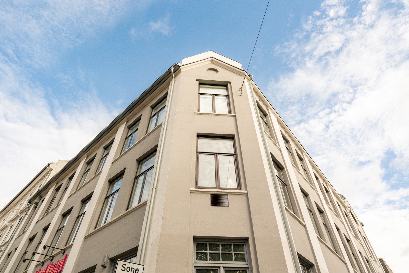 Leiligheten ligger i en flott klassisk bygård som tidligere var et kontorbygg, men som ble ombygget til leiligheter i 2019. Galleribilde