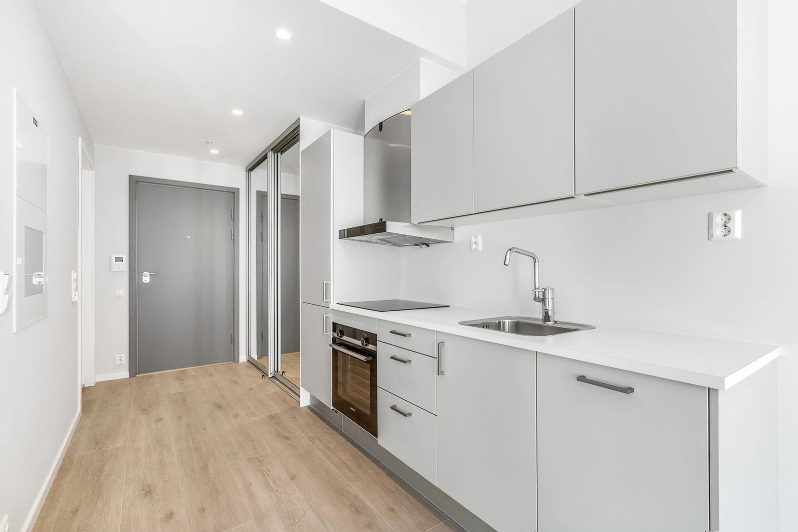 Hybeldelen på 29m² gir gode muligheter for skattefrie leieinntekter. I gangen er det god oppbevaringsplass i plassbygget skyvedørsgarderobe med speildører. Galleribilde