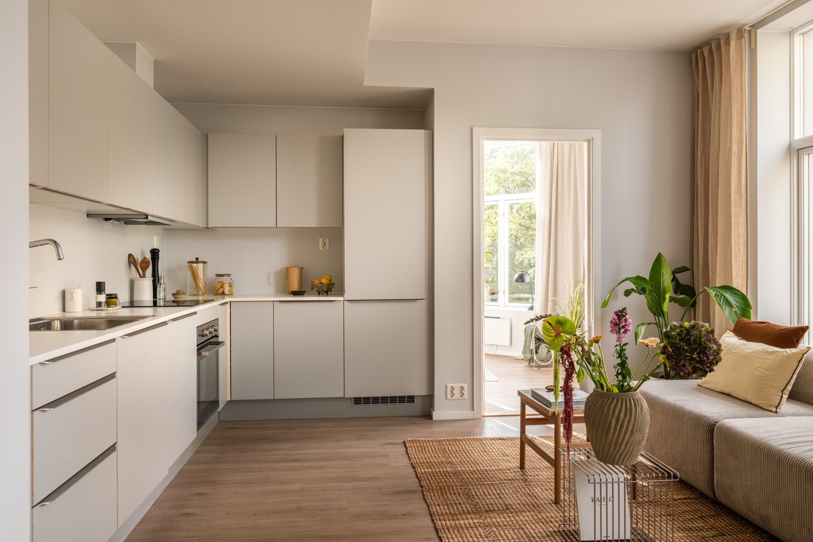 God og moderne standard fra 2019 med enstavs laminat på gulv, glatte overflater malt i en tidløs farge og skjult elektrisk anlegg. Galleribilde