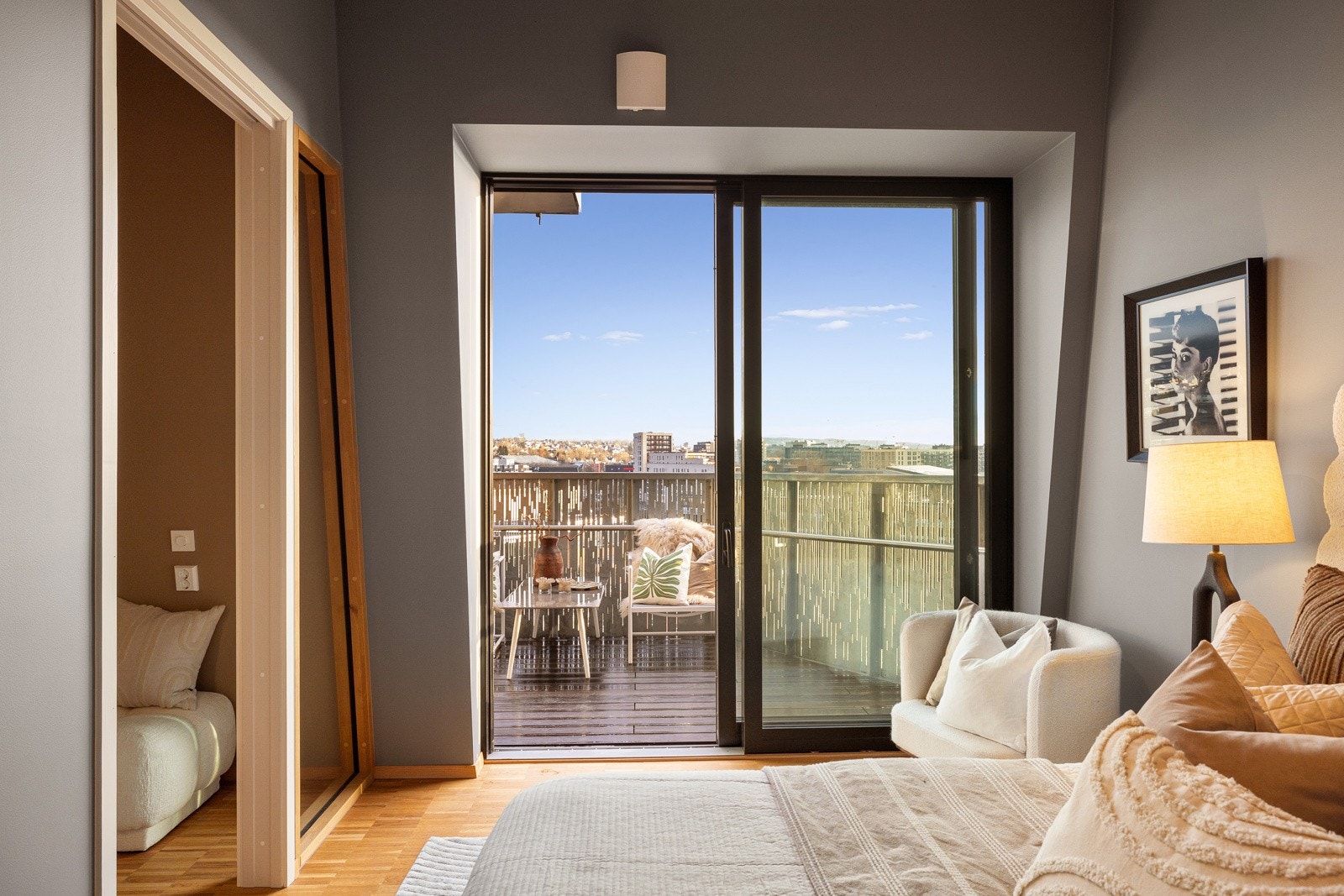 Fra soverommet er det utgang til en herlig balkong på 7 kvm. Galleribilde