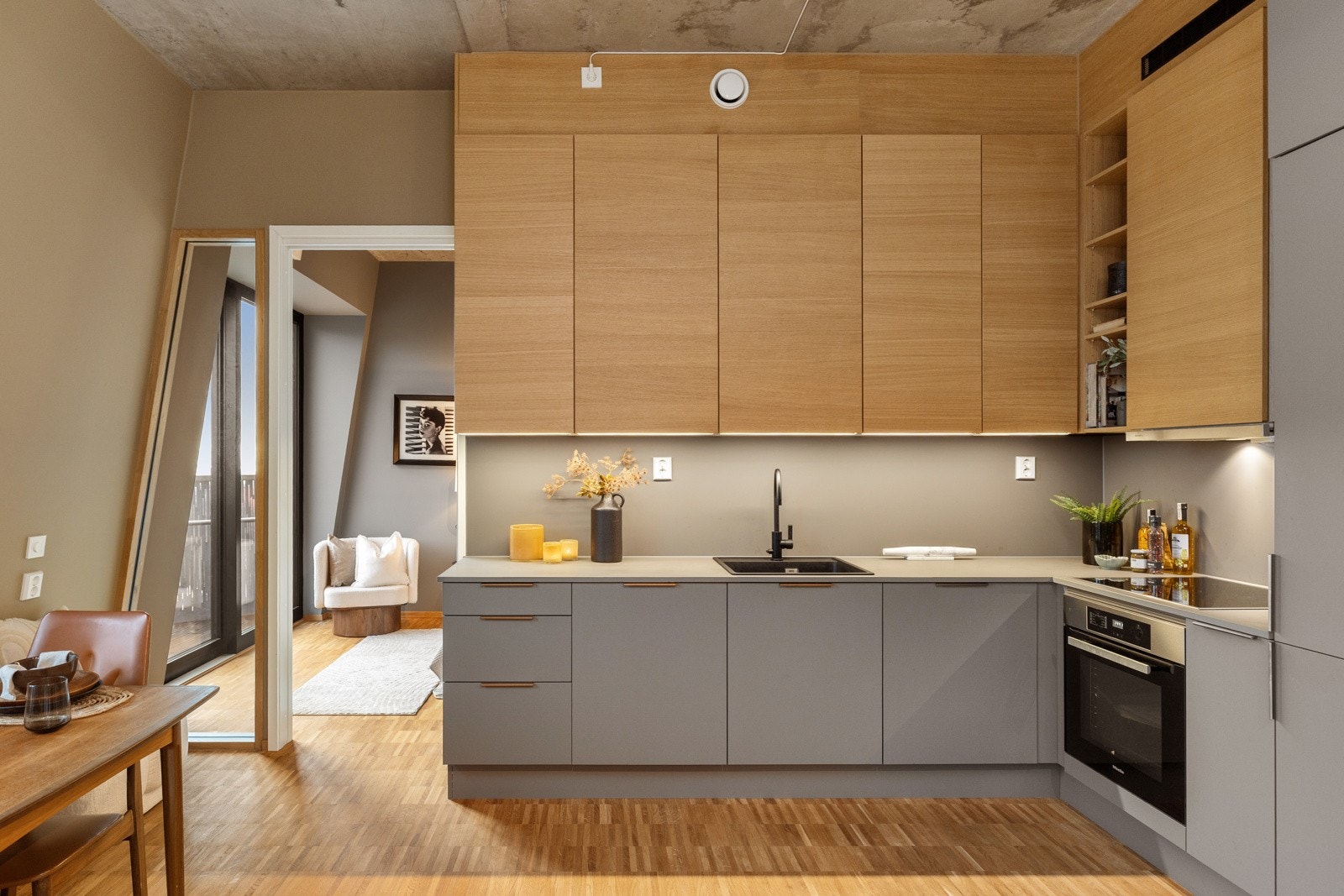 Kjøkkenet ligger i en sosial og åpen løsning mot stuen, og har en stilfull innredning fra kvalitetsprodusenten HTH. Galleribilde