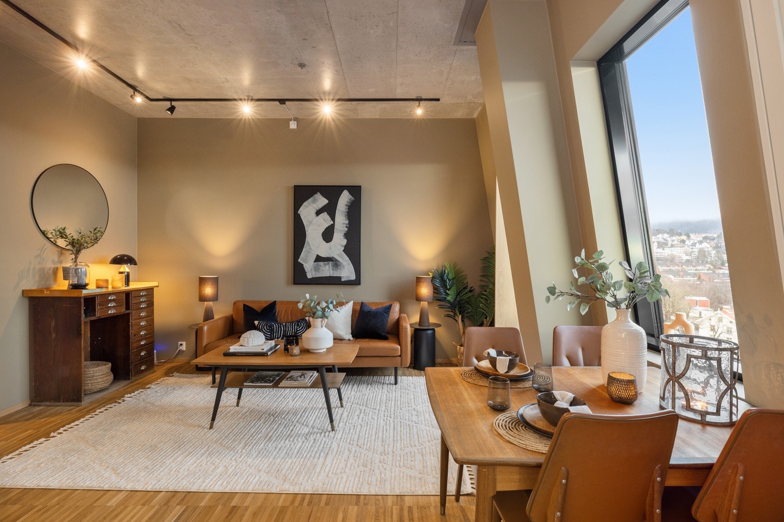 Leiligheten har en lys og luftig stue som er malt i smakfulle fargevalg. Galleribilde