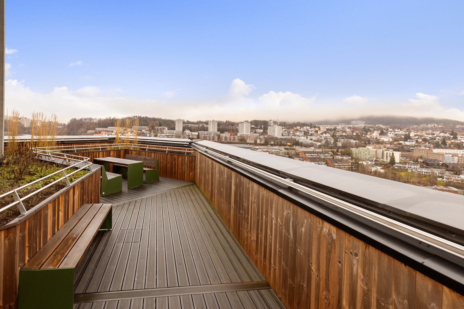 Takterrassene byr på gode solforhold og utsikt over hele byen! Galleribilde