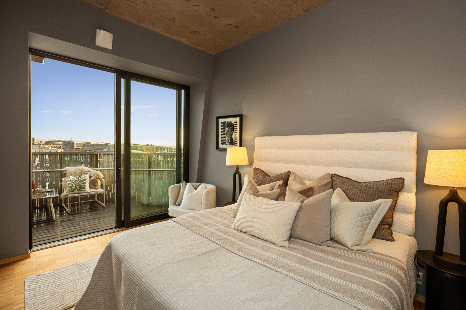 Boligens soverom er av god størrelse og malt i behagelige fargevalg. Galleribilde