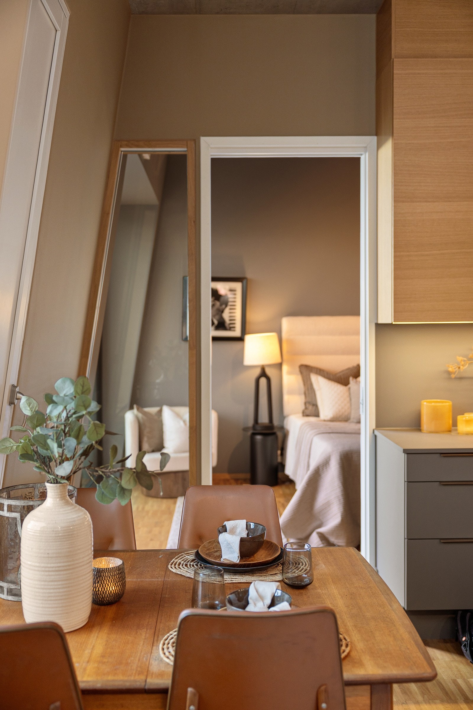 Felleskostnadene er på kr. 3 754,- pr. mnd. og inkluderer blant annet bredbånd, oppvarming og forbruk av varmtvann, garasje, og renholdstjenester m.m. Galleribilde