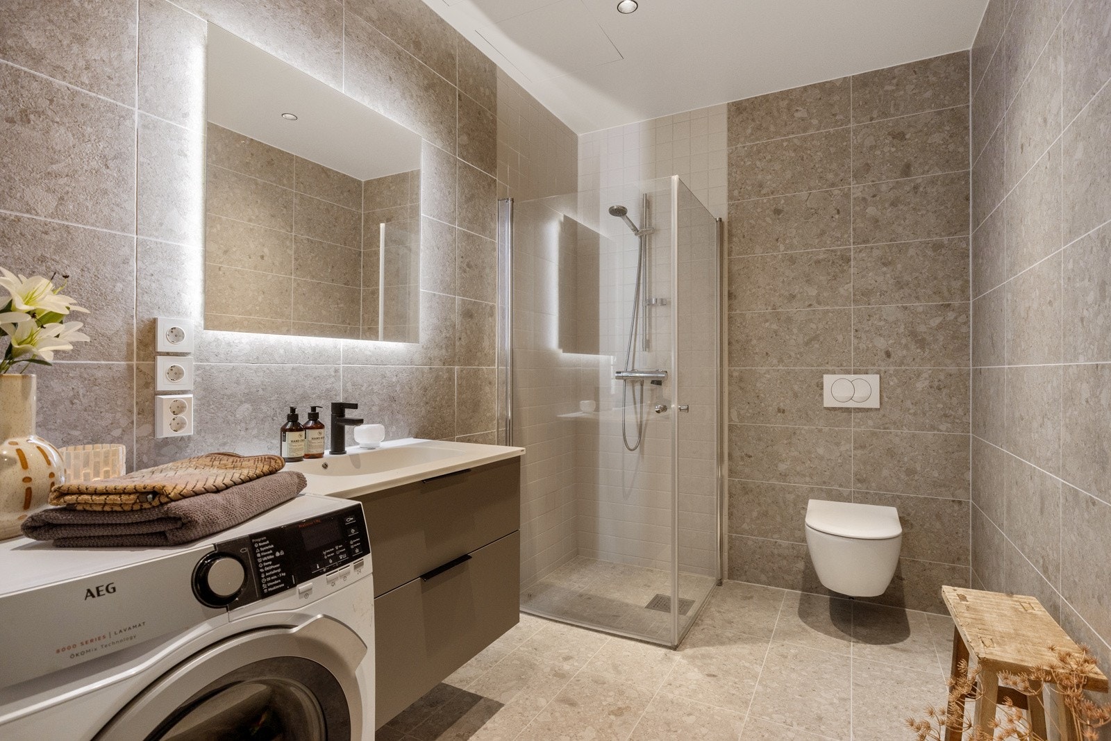 Det er behagelig vannbåren gulvvarme og belysning med downlights i himling. Galleribilde