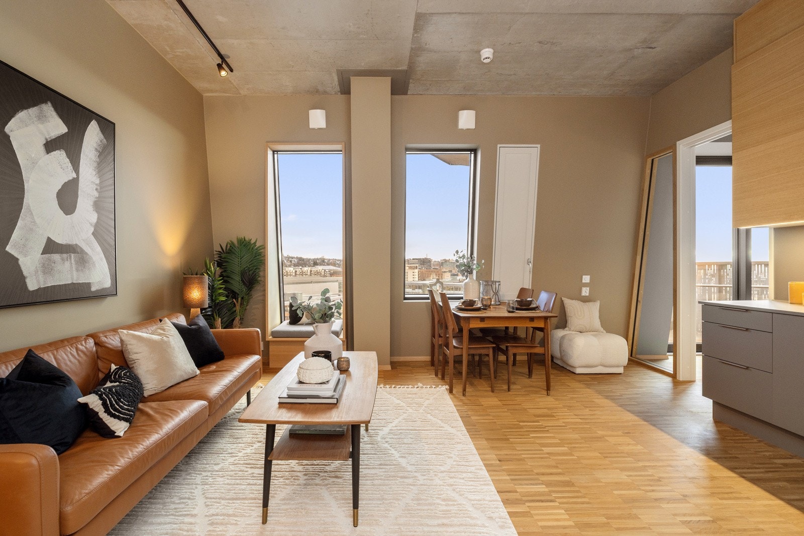 Det er behagelig vannbåren gulvvarme, og gulvet er belagt med en lekker parkett i Stack Bond-mønster. Galleribilde