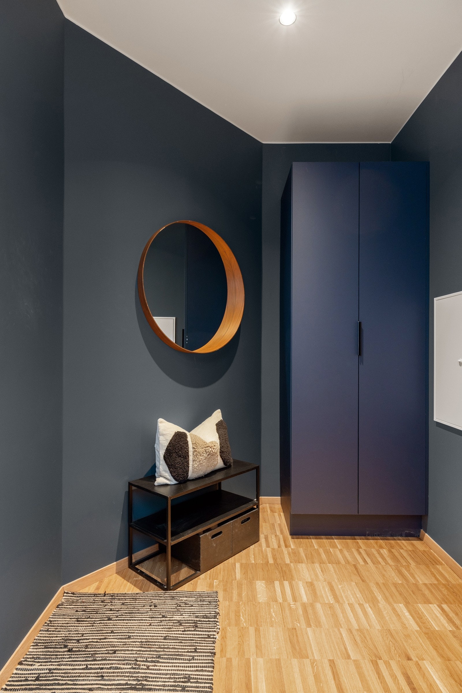 Velkommen inn i en innbydende entré som gir et godt førsteinntrykk av boligen. Galleribilde