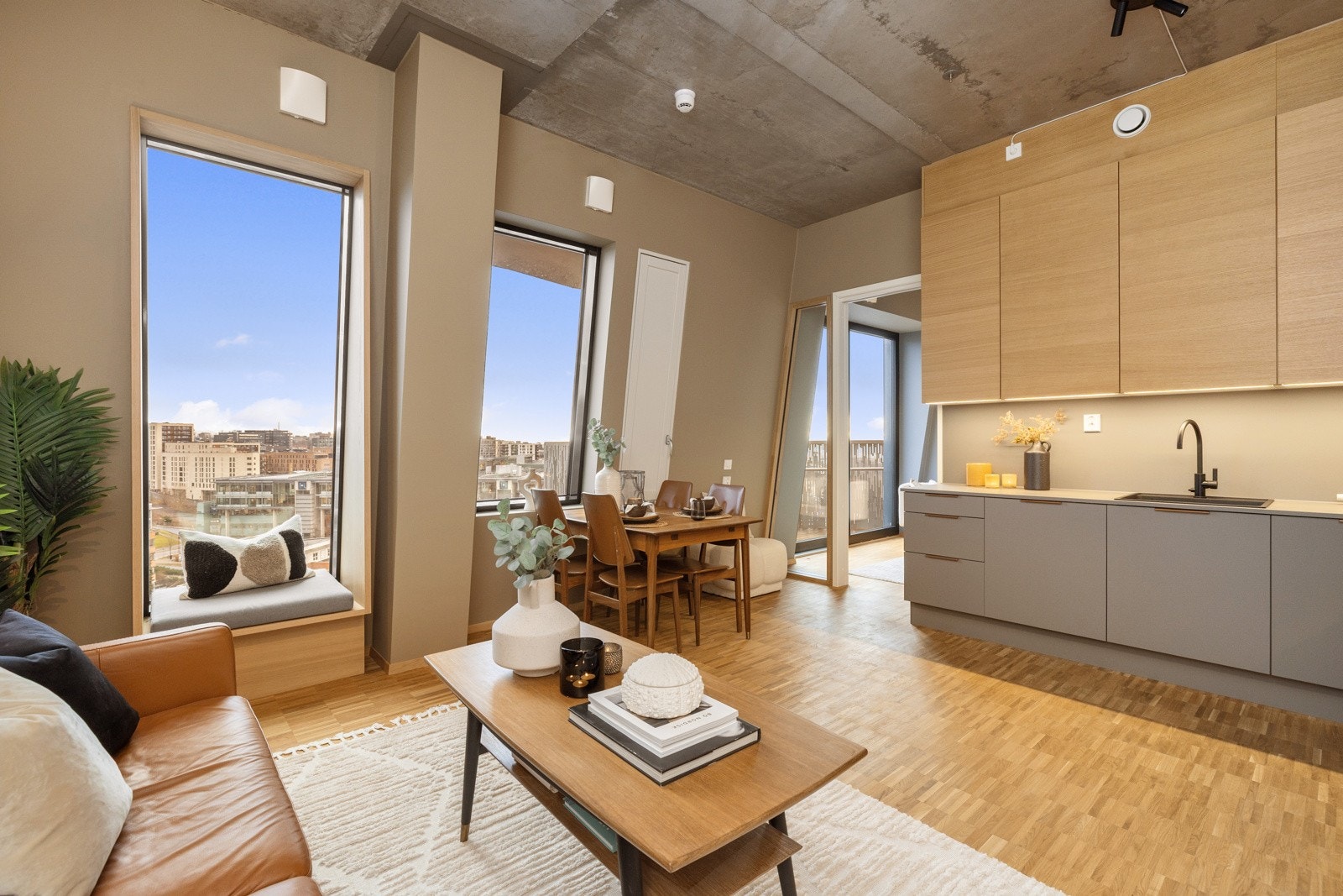 Boligen har store vindusflater som slipper inn rikelig med naturlig lys. Dette kombinert med den den generøse takhøyden på opptil 3,05 meter sørger for en luftig romfølelse. Galleribilde