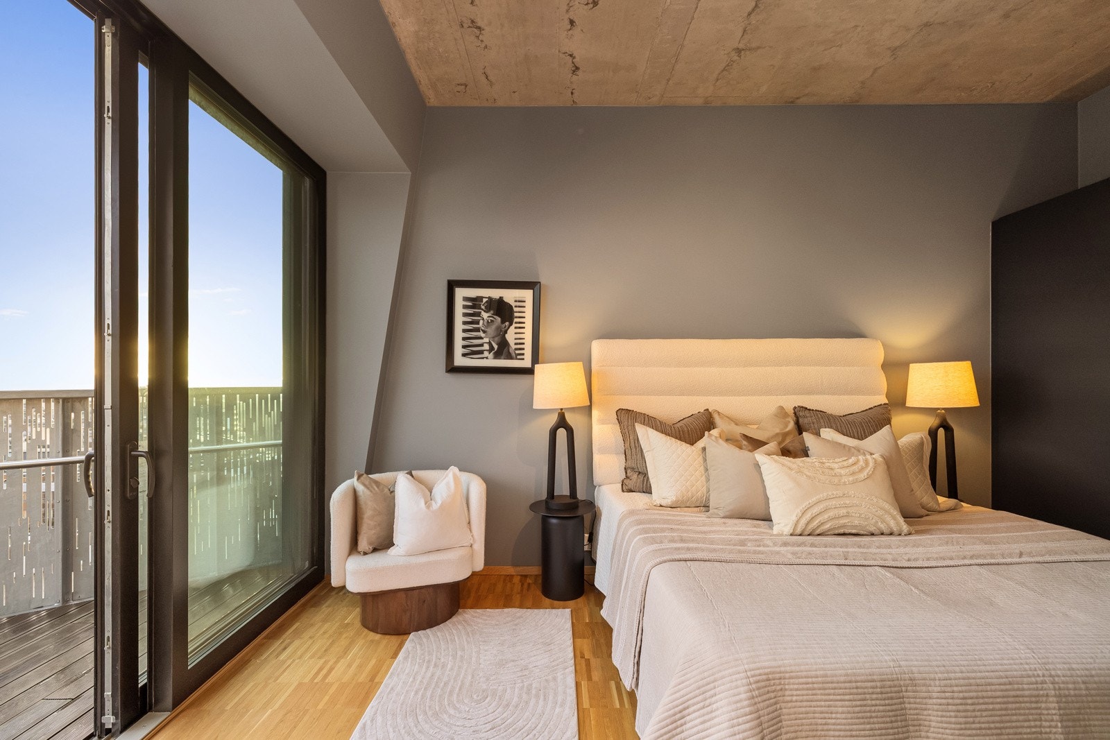 Her er det god plass til dobbeltseng og nattbord. Galleribilde