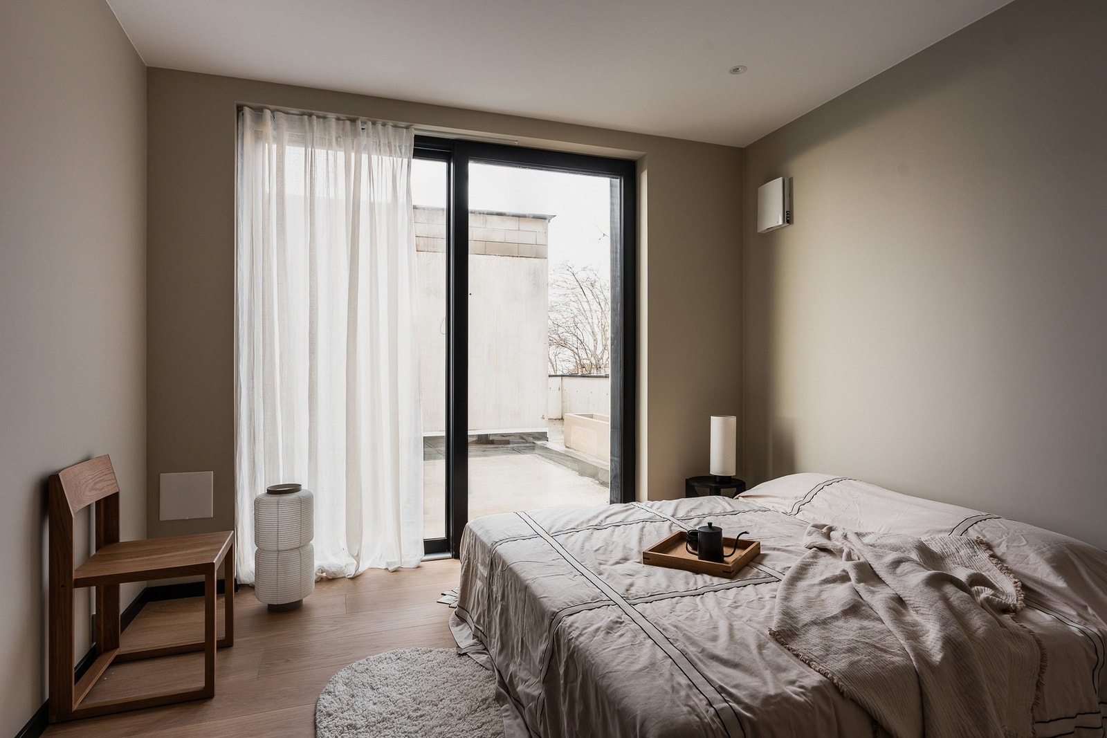 Soverom 2 har også utgang til uteområdet og egner seg godt som barnerom, gjesterom eller kontor. Galleribilde