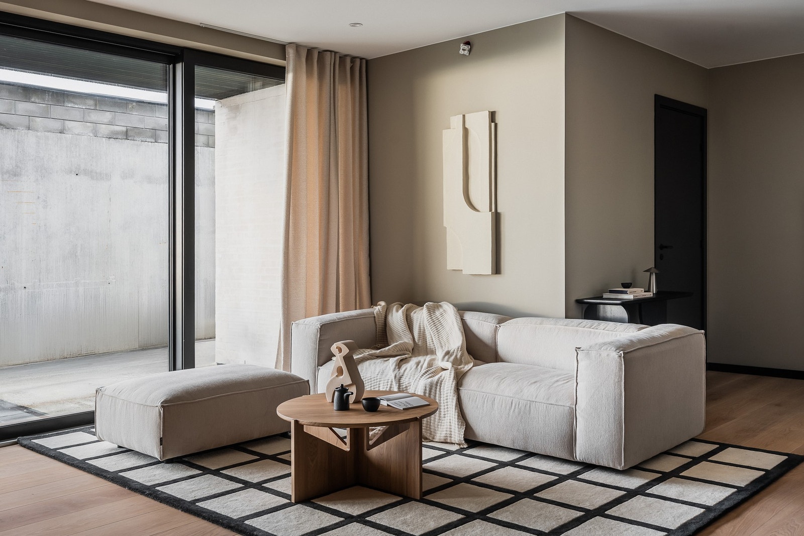 Fra stuen og begge soverom er det direkte utgang til en stor, privat uteplass på ca. 70 m². Galleribilde