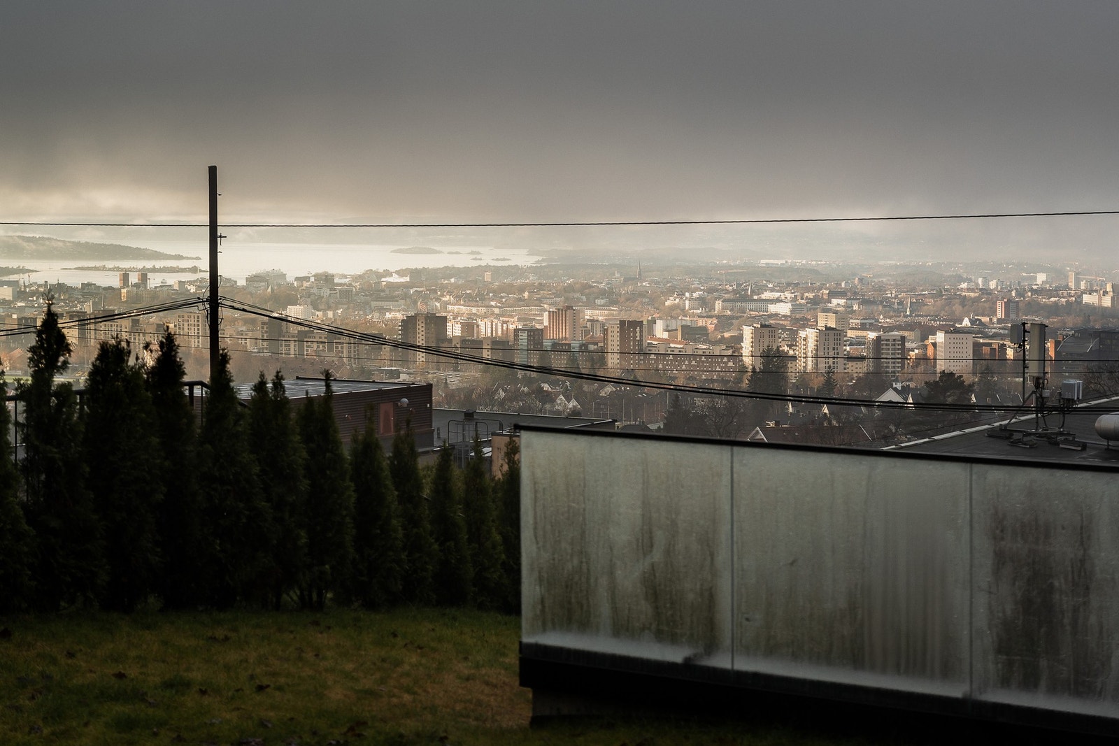 Eiendommen har en høytliggende og fredelig beliggenhet i et veletablert villaområde på Grefsen. Galleribilde