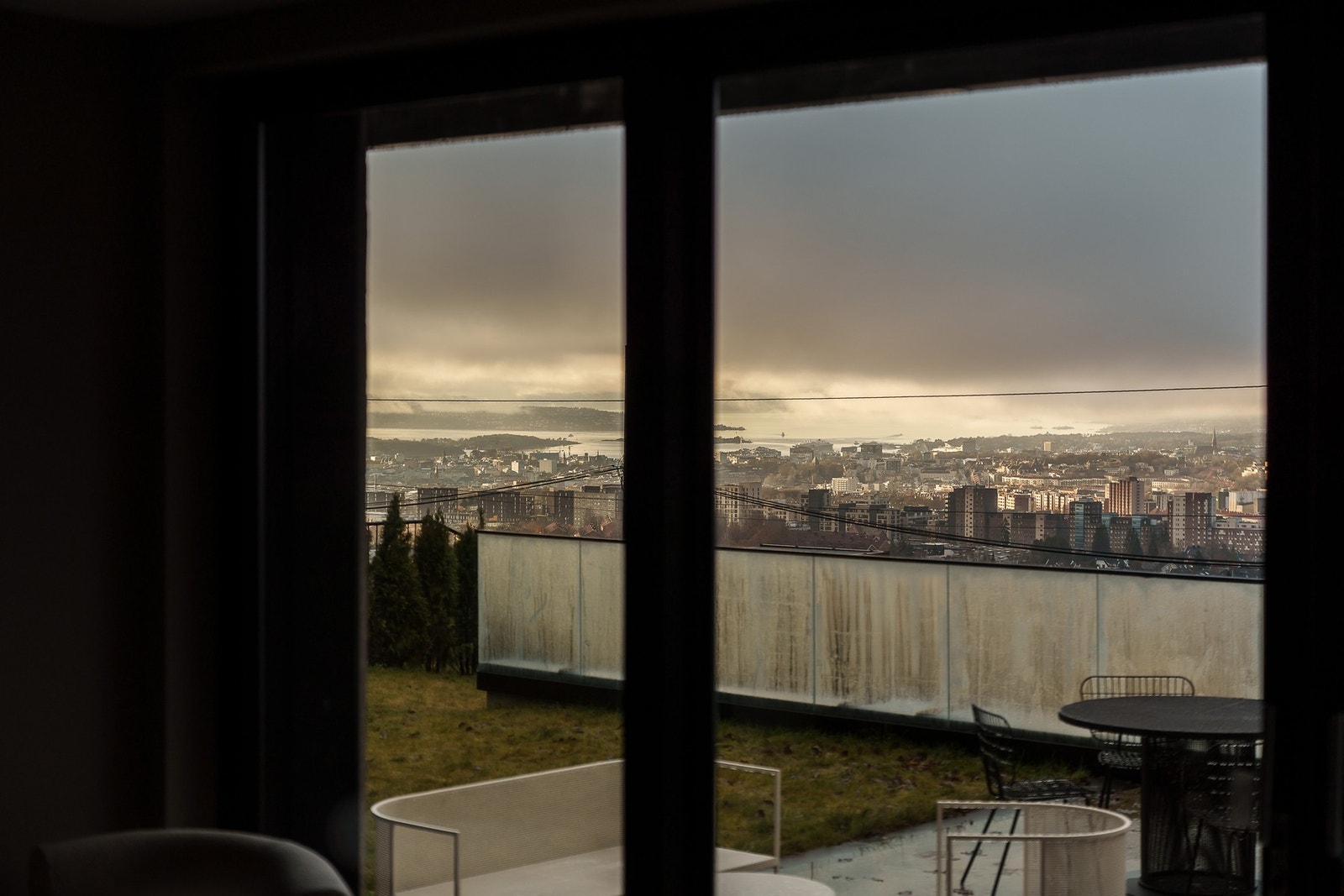 Det er vidstrakt utsikt over byen, Holmenkollen og Oslofjorden. Galleribilde