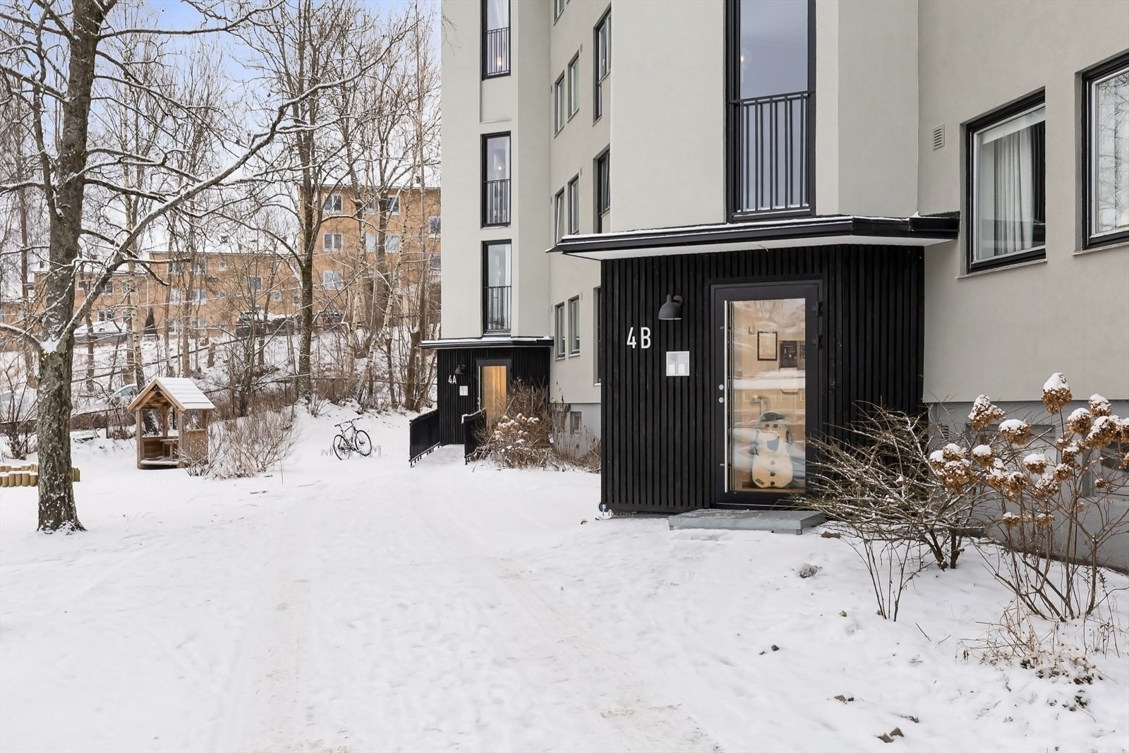 Leiligheten har en attraktiv beliggenhet i et veletablert, rolig og barnevennlig boligområde mellom Bekkestua og Hosle. Galleribilde