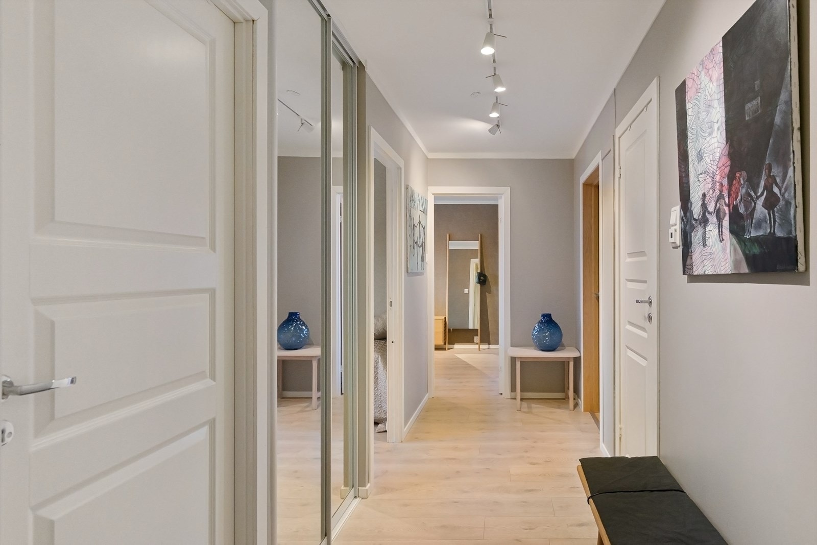Skyvedørsgarderobe med speilfronter i gangen. Galleribilde
