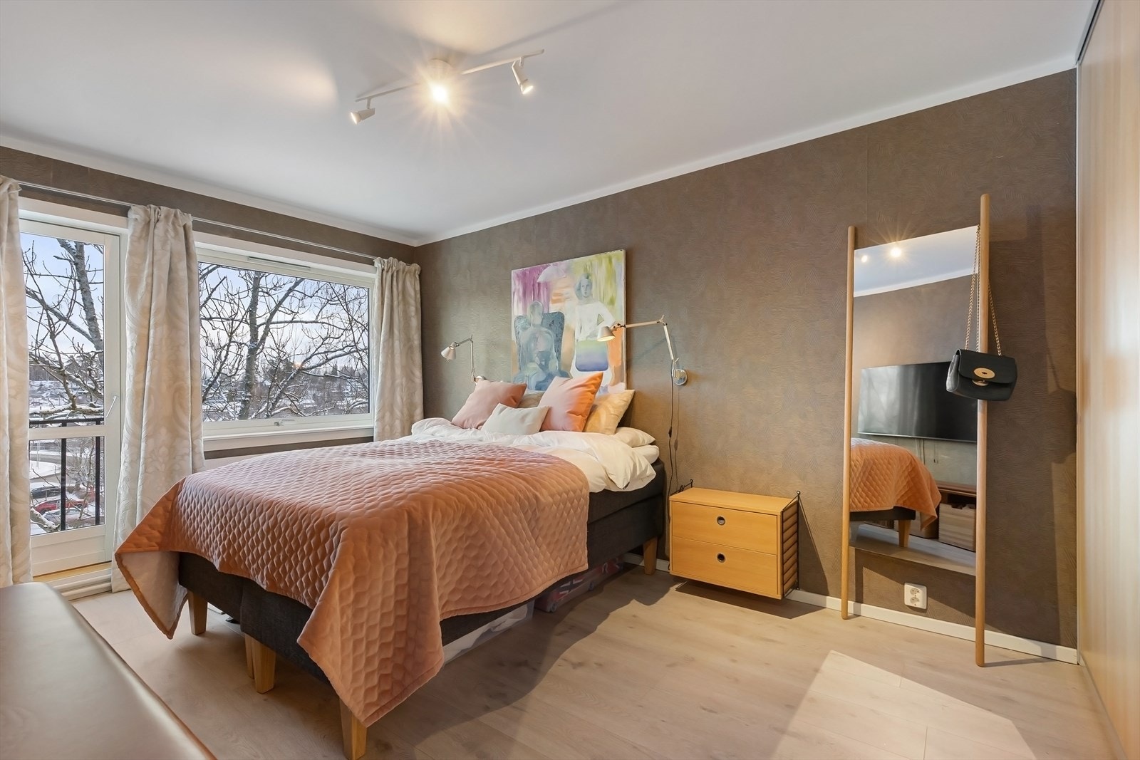 Romslig hovedsoverom med store vindusflater. Galleribilde