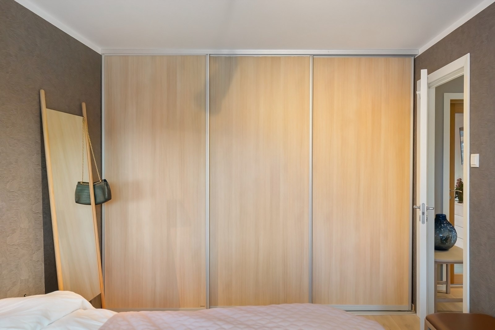 Mye oppbevaring i skyvedørsgarderobe. Galleribilde