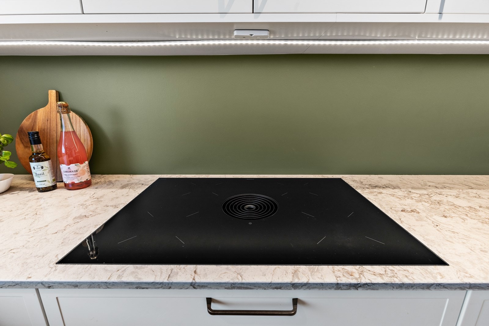 Induksjonstopp med nedfelt avtrekksvifte ut. Galleribilde