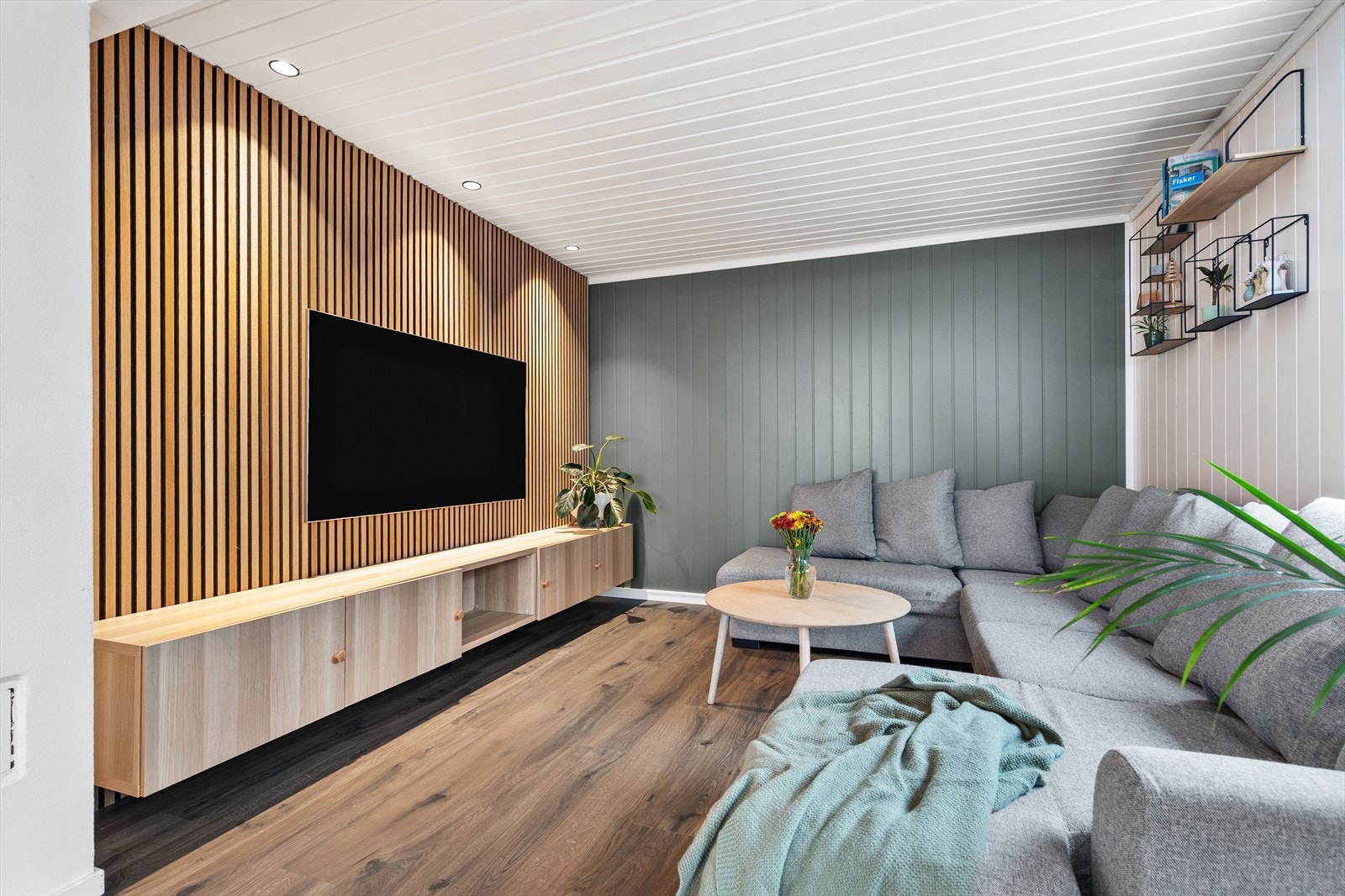 Eikespiler på vegg gir et moderne inntrykk. Galleribilde