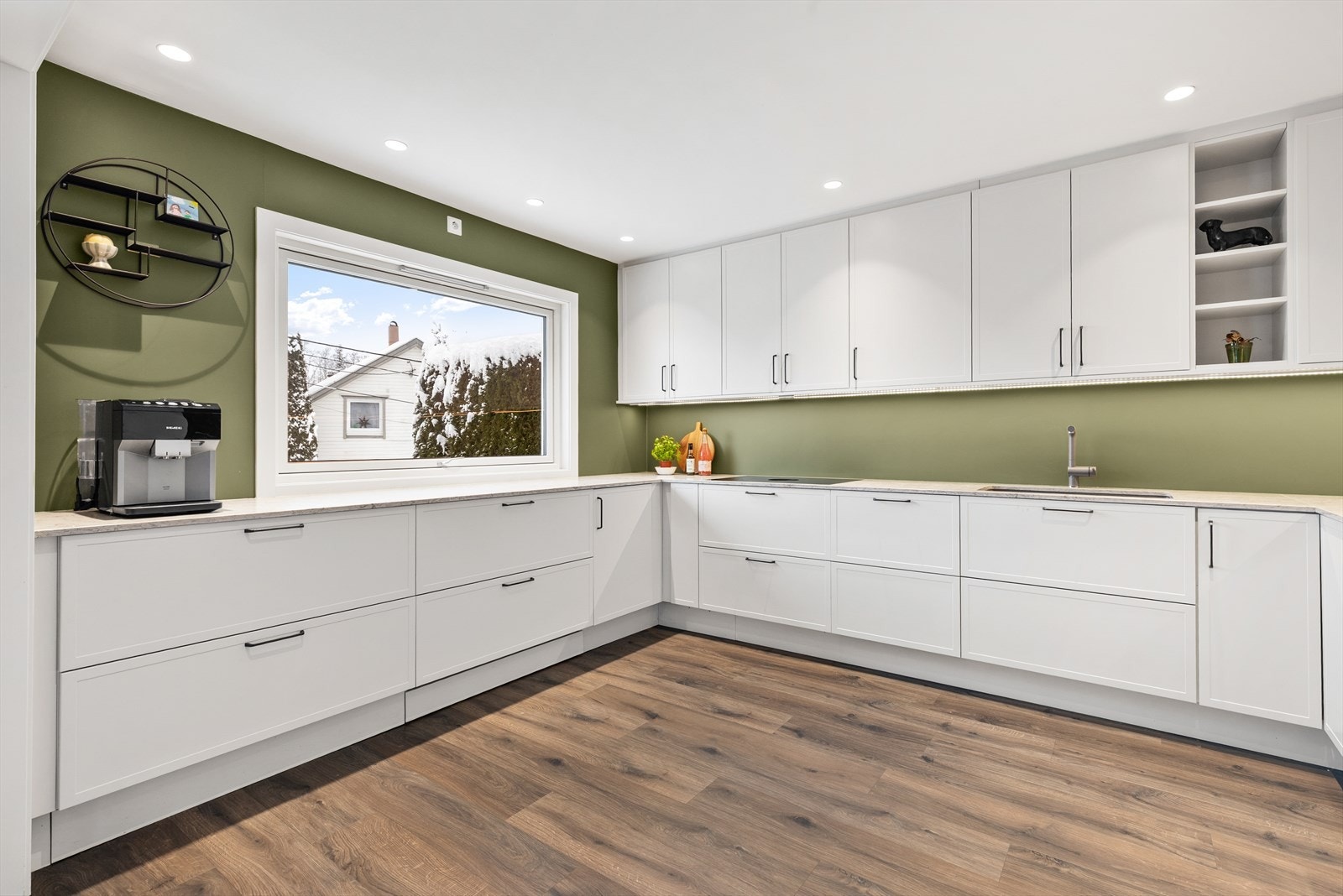 Et moderne og pent kjøkken med god benk- og skapplass! Galleribilde