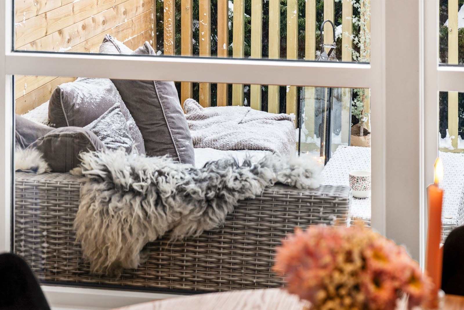 Fra stuen er det store vindusflater ut mot terrassen. Galleribilde