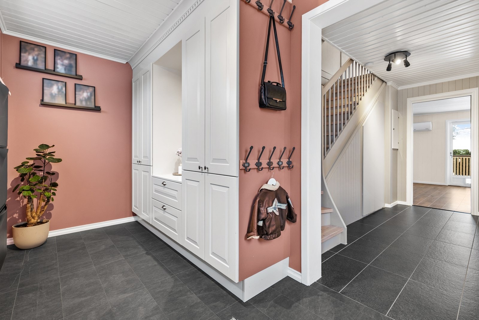 Entrè/gang med god oppbevaringsplass med skohyller på vegg og plassbygd garderobe. Galleribilde