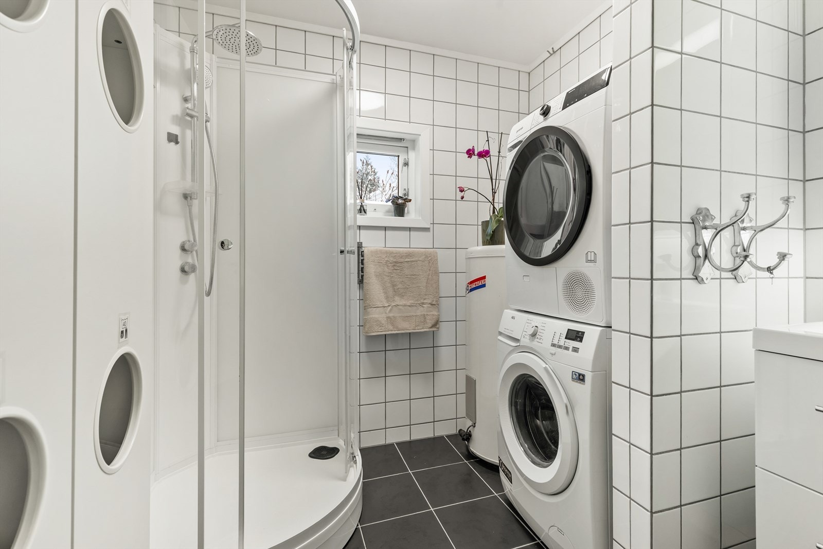Egen nisje med plass til vaskemaskin og evnt. tørketrommel. Galleribilde