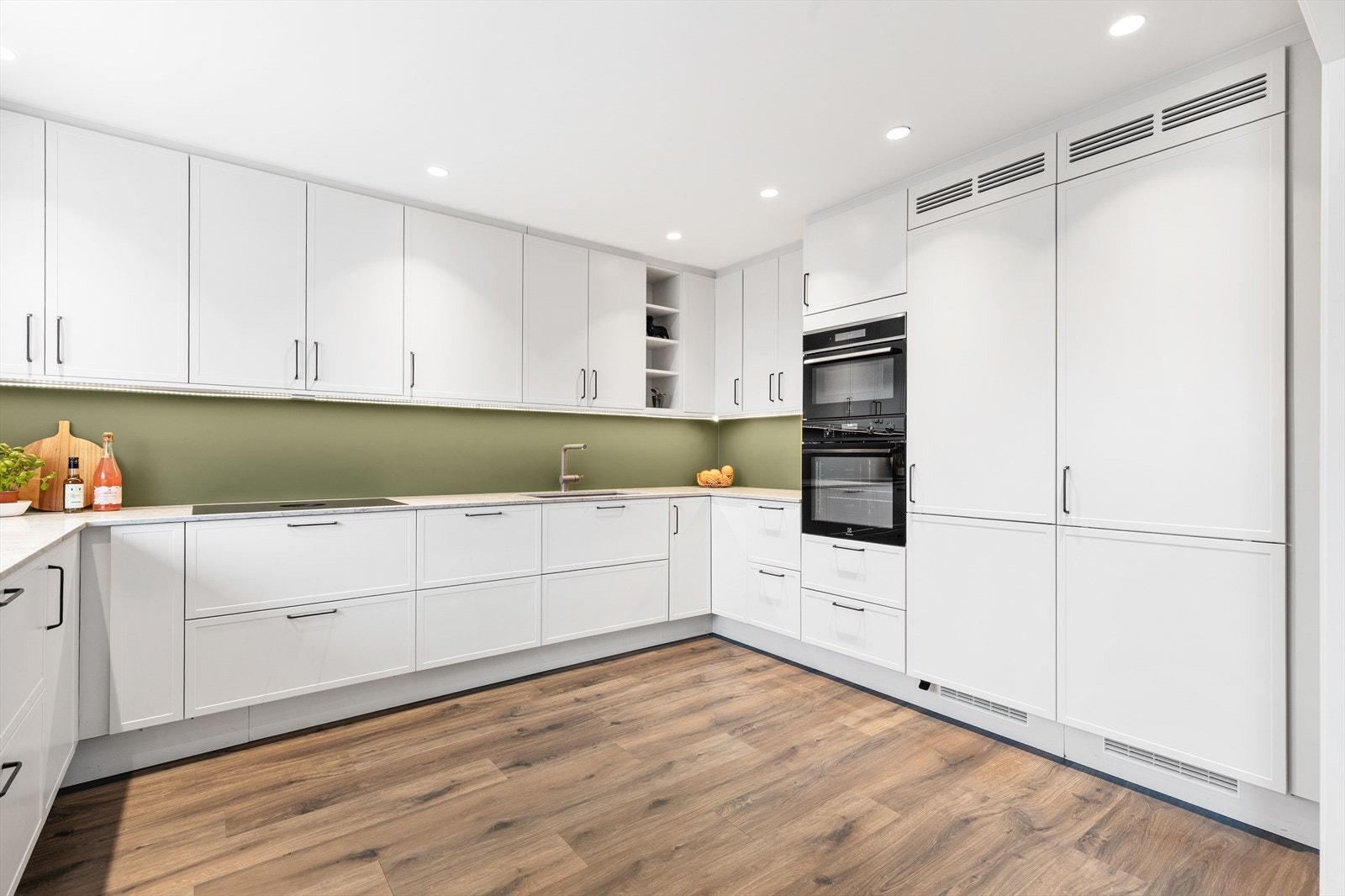 Kjøkkenet er godt utstyrt med kjøleskap, fryseskap, induksjonstopp, stekeovn, oppvaskmaskin og kombinert stekeovn/micro. Galleribilde