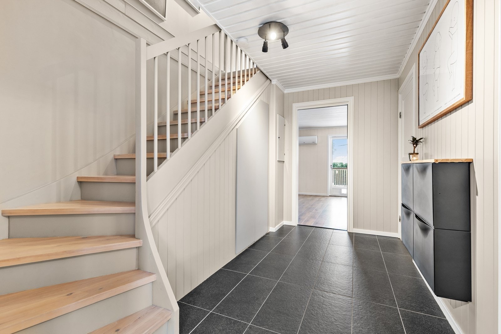 Malt tretrapp med lakkerte trinn. Galleribilde