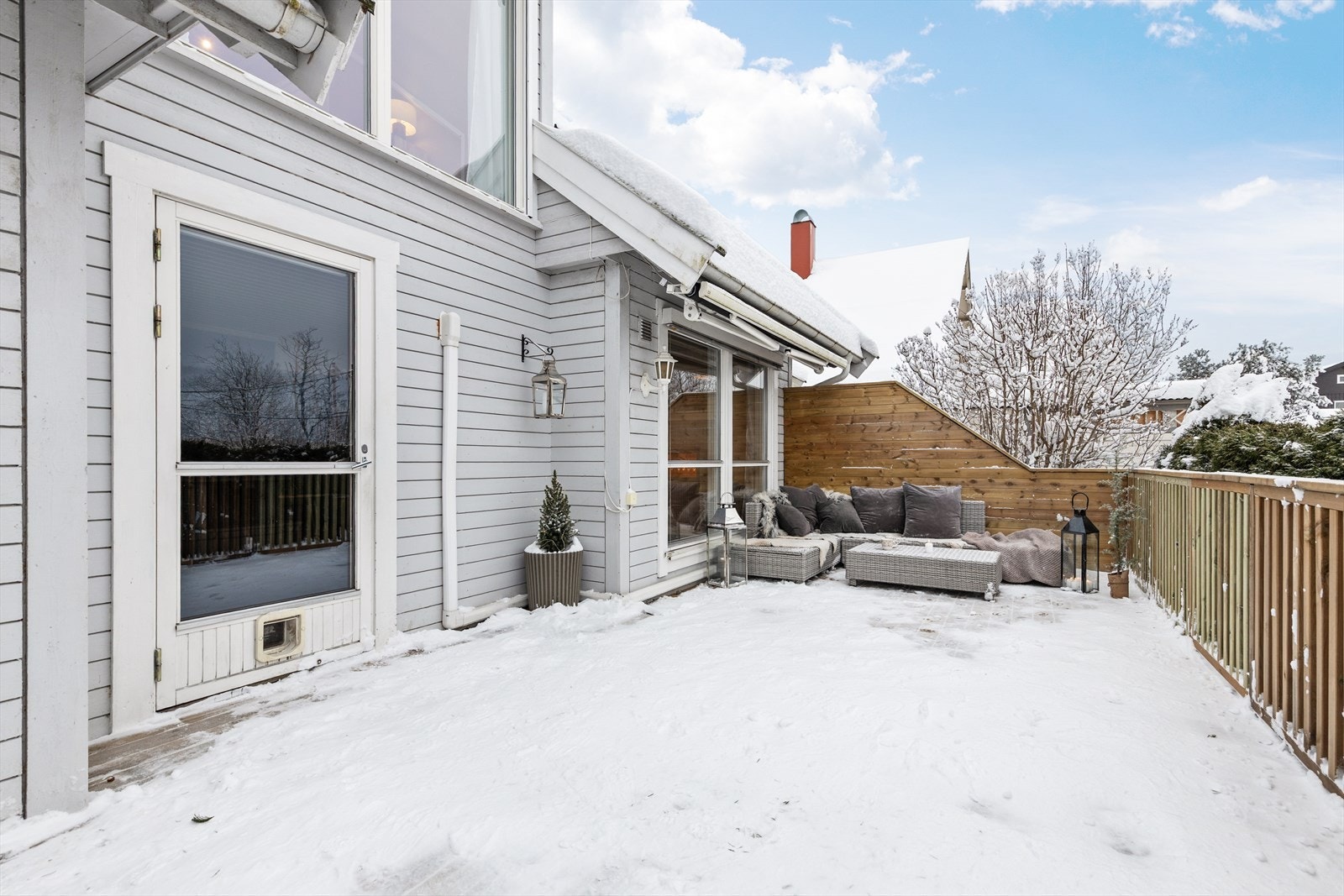 En fin og usjenert uteplass med adkomst fra stuen. Galleribilde