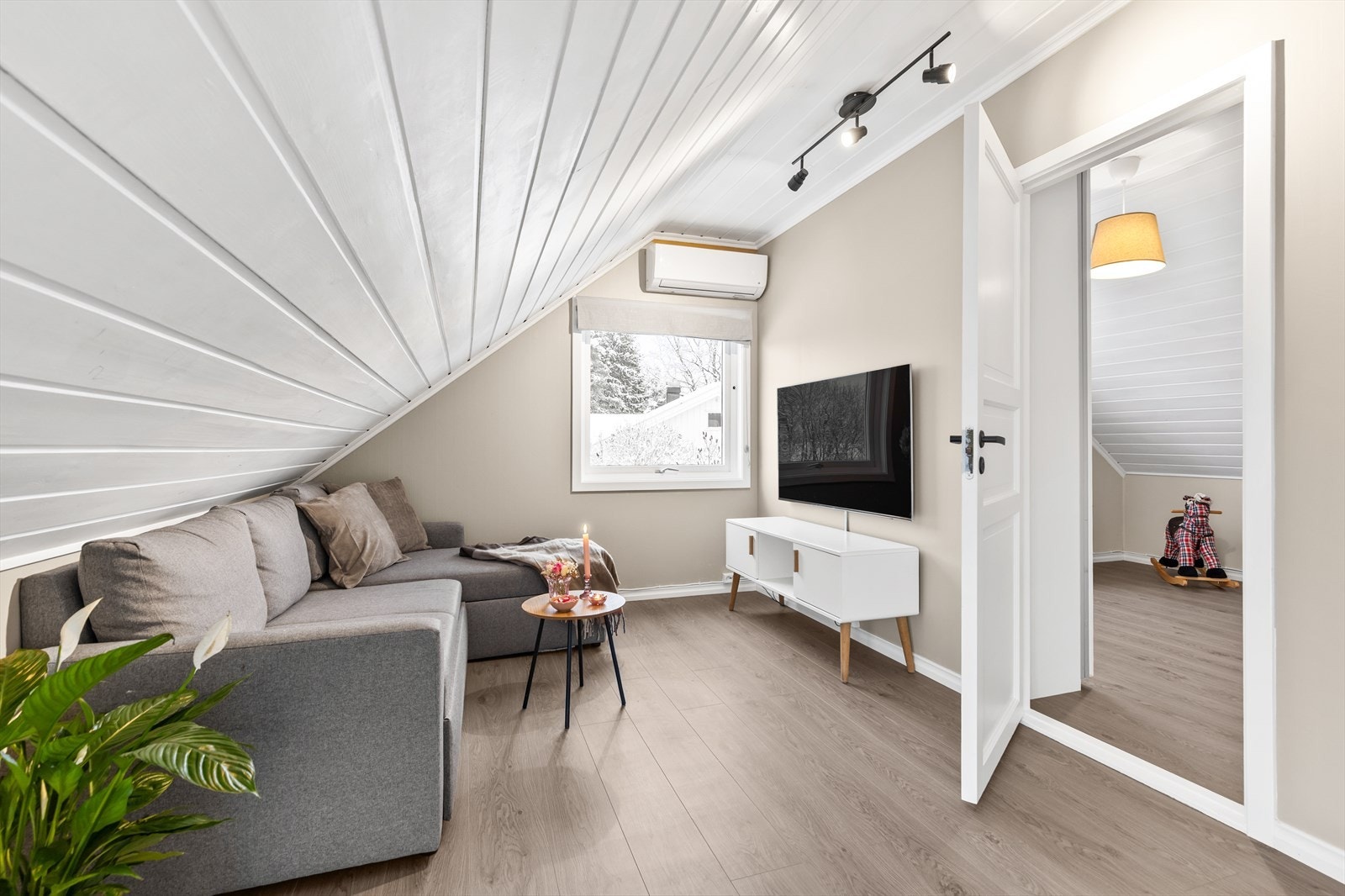 Loftstuen passer utmerket som TV-stue. Det er også her satt inn en varmepumpe. Galleribilde